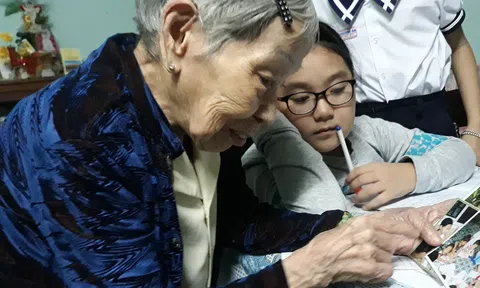 Bà cụ gần 25 năm `gieo chữ` miễn phí cho học trò nghèo